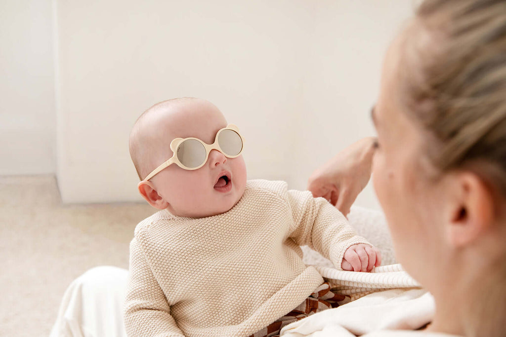 Baby looking at mum Ourson cream